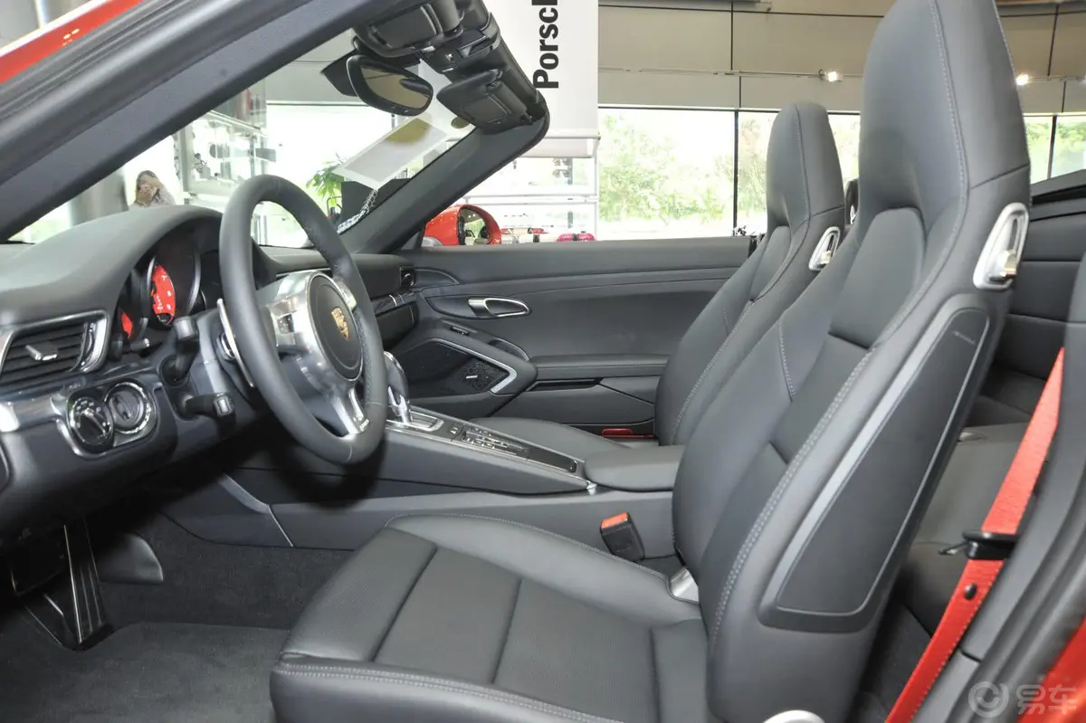 保时捷911Carrera S Cabriolet 3.8L前排空间