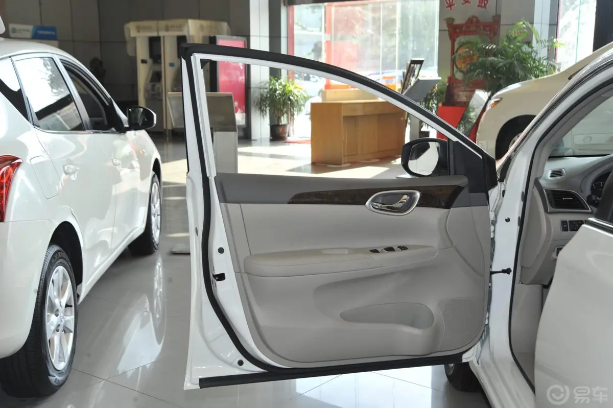 轩逸1.6L 自动 XL 豪华版驾驶员侧车门内门板