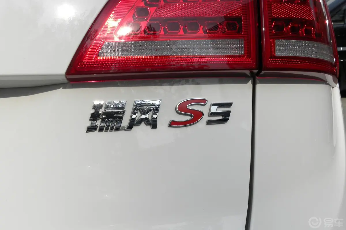 瑞风S52.0T 手动 新锐版尾标