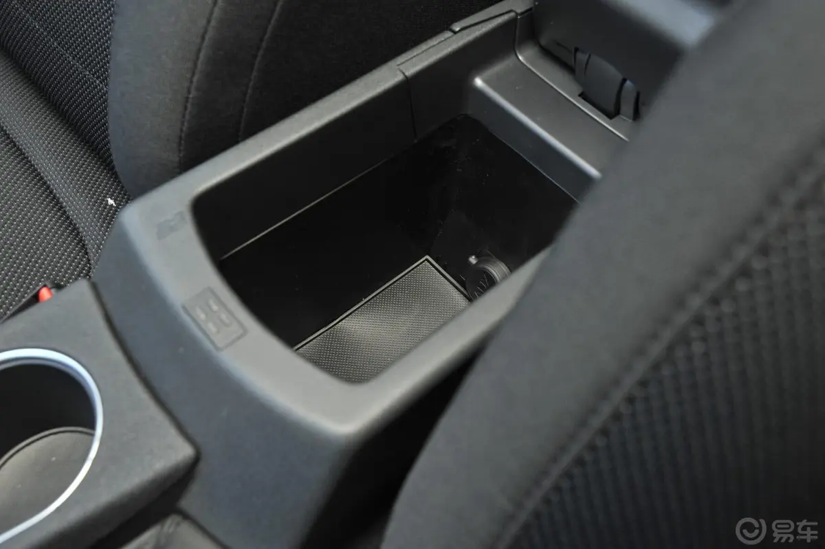 DS 5LS1.8L VTi140 自动舒适版前排中央扶手箱空间