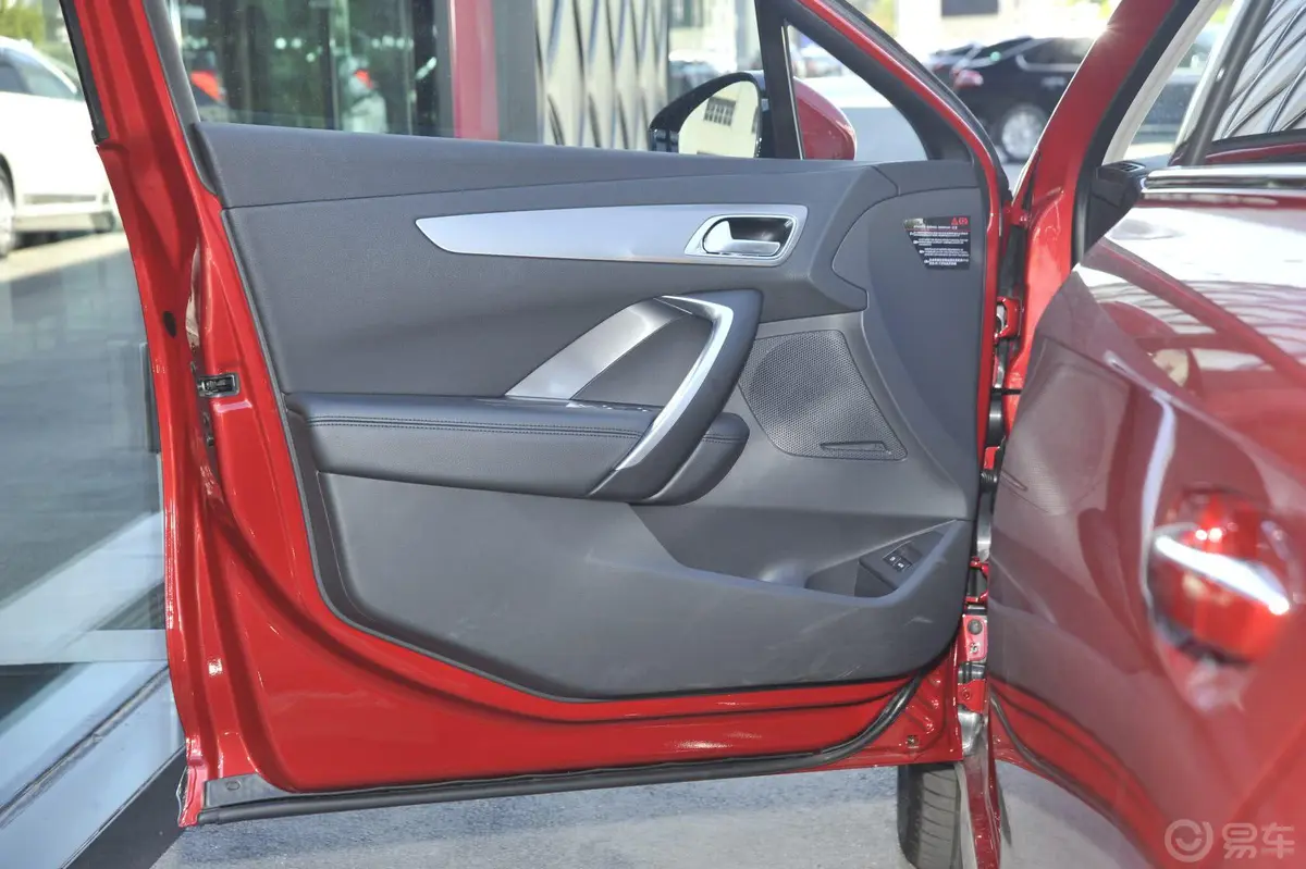 DS 5LS1.6T THP160 豪华版驾驶员侧车门内门板