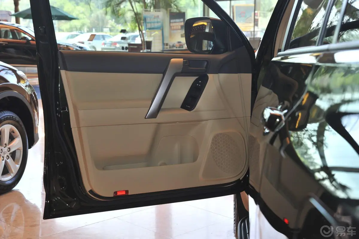 普拉多(进口)2.7L 自动标准版驾驶员侧车门内门板