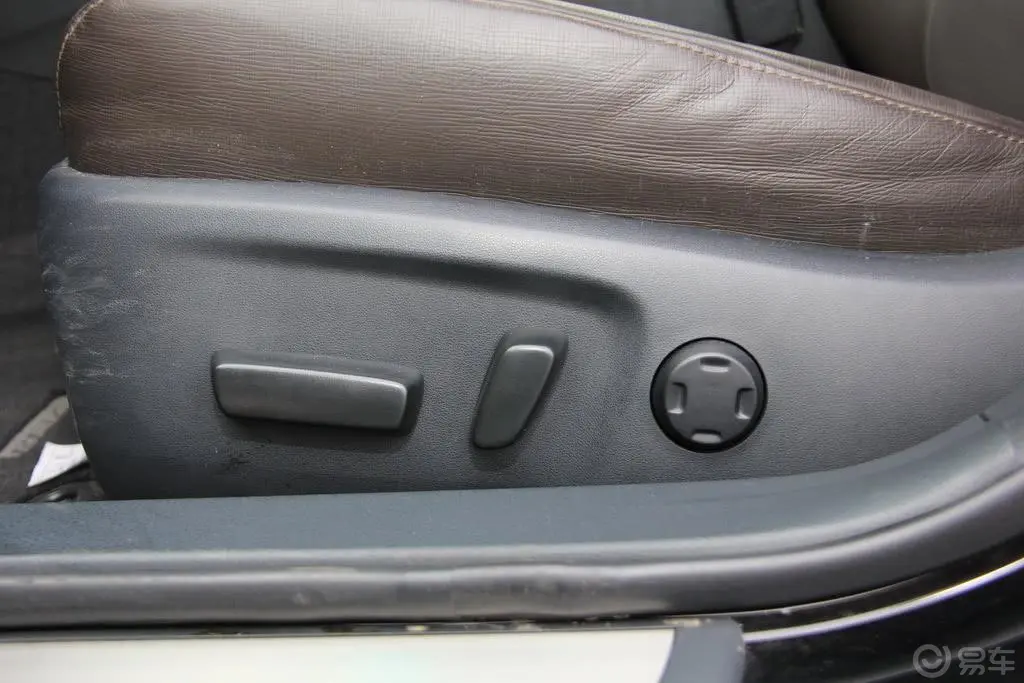 锐志2.5V 尊锐导航版座椅调节键