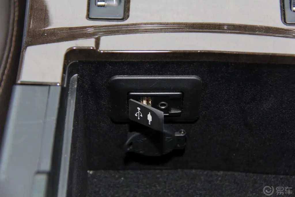 锐志2.5V 尊锐导航版USB接口
