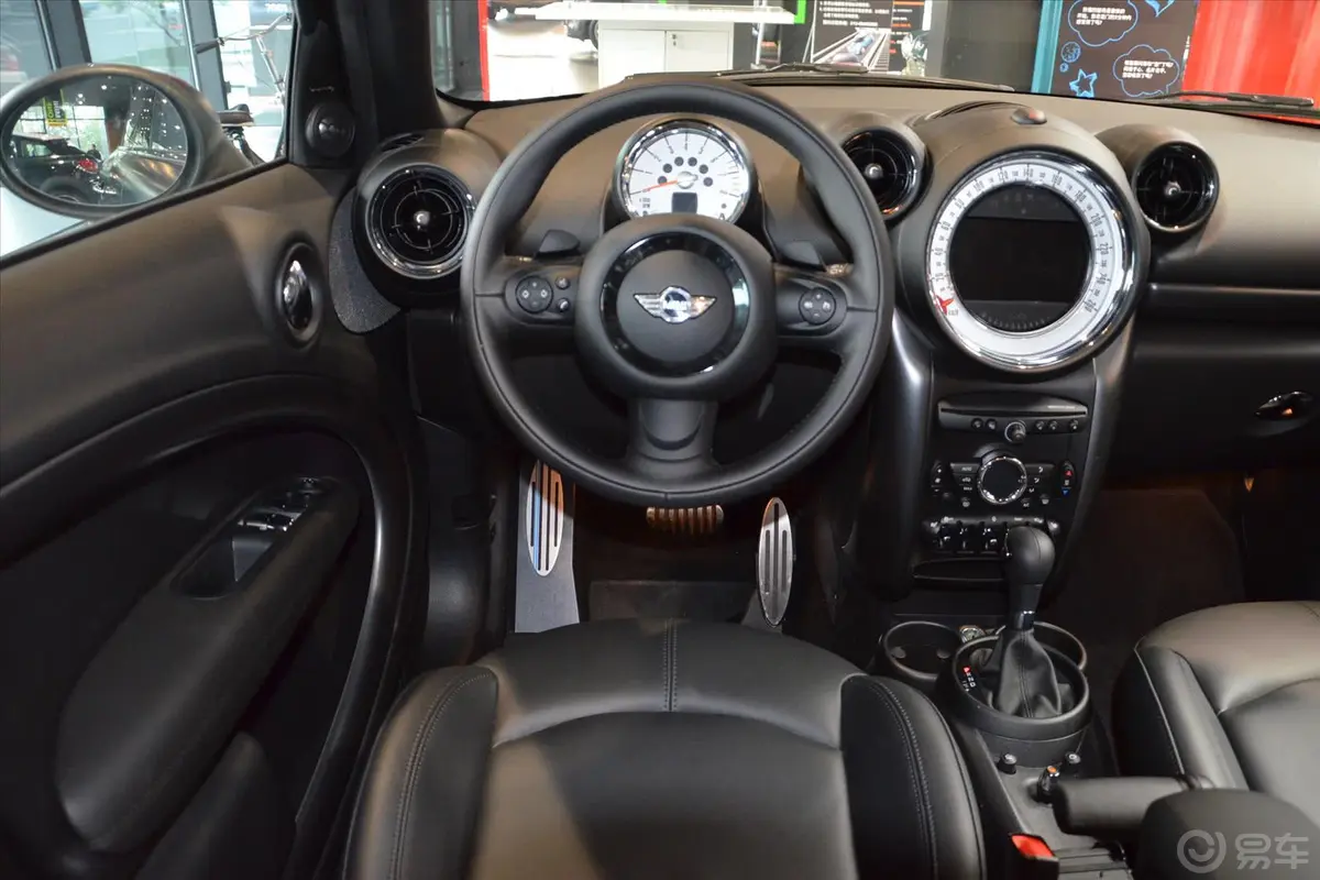 MINI COUNTRYMAN1.6T COOPER S All 4 极致暗夜版驾驶位区域