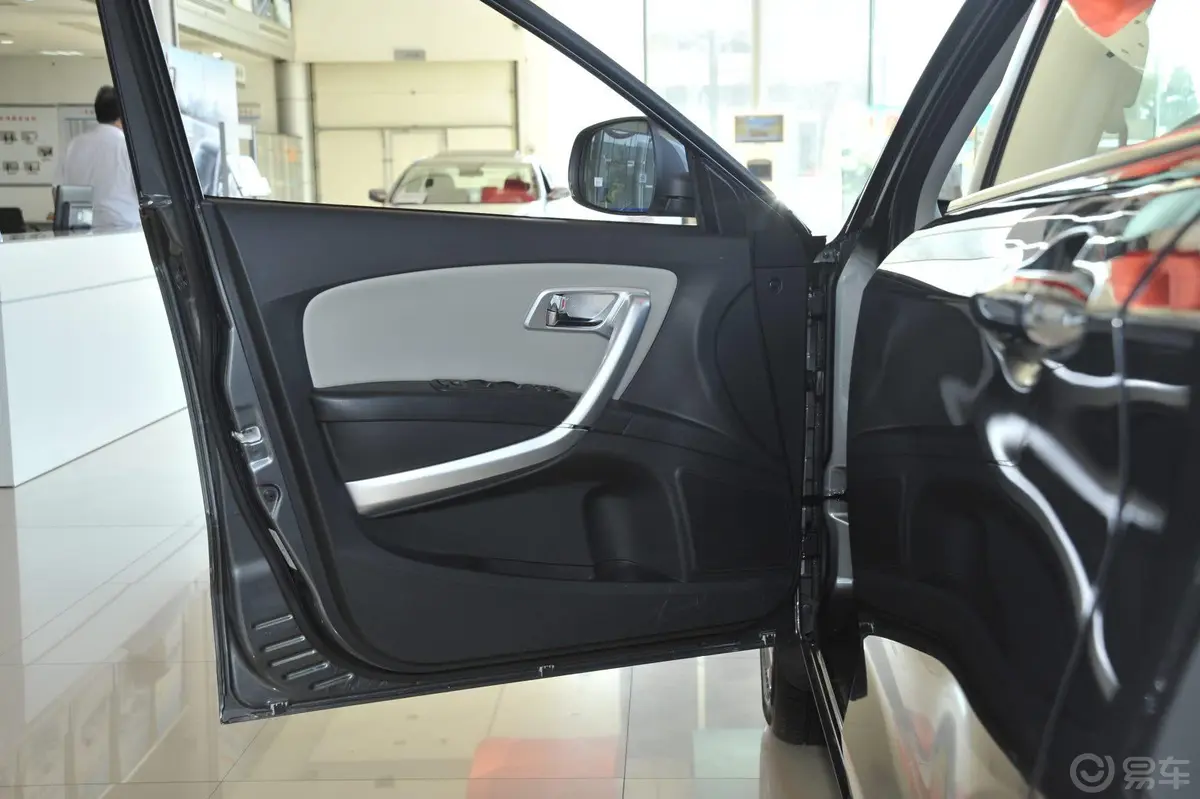 奔腾X802.0L 自动 豪华版驾驶员侧车门内门板