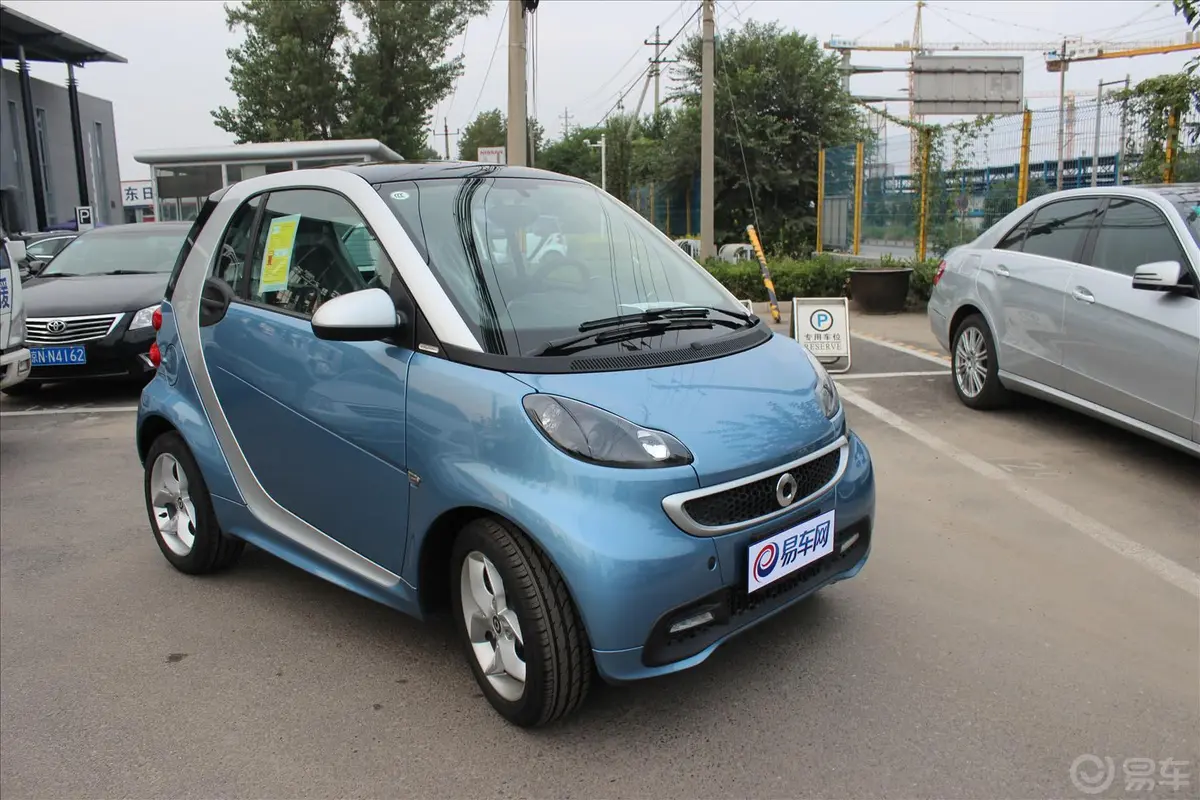 smart fortwo1.0 MHD 硬顶城市光波激情版侧前45度车头向右水平