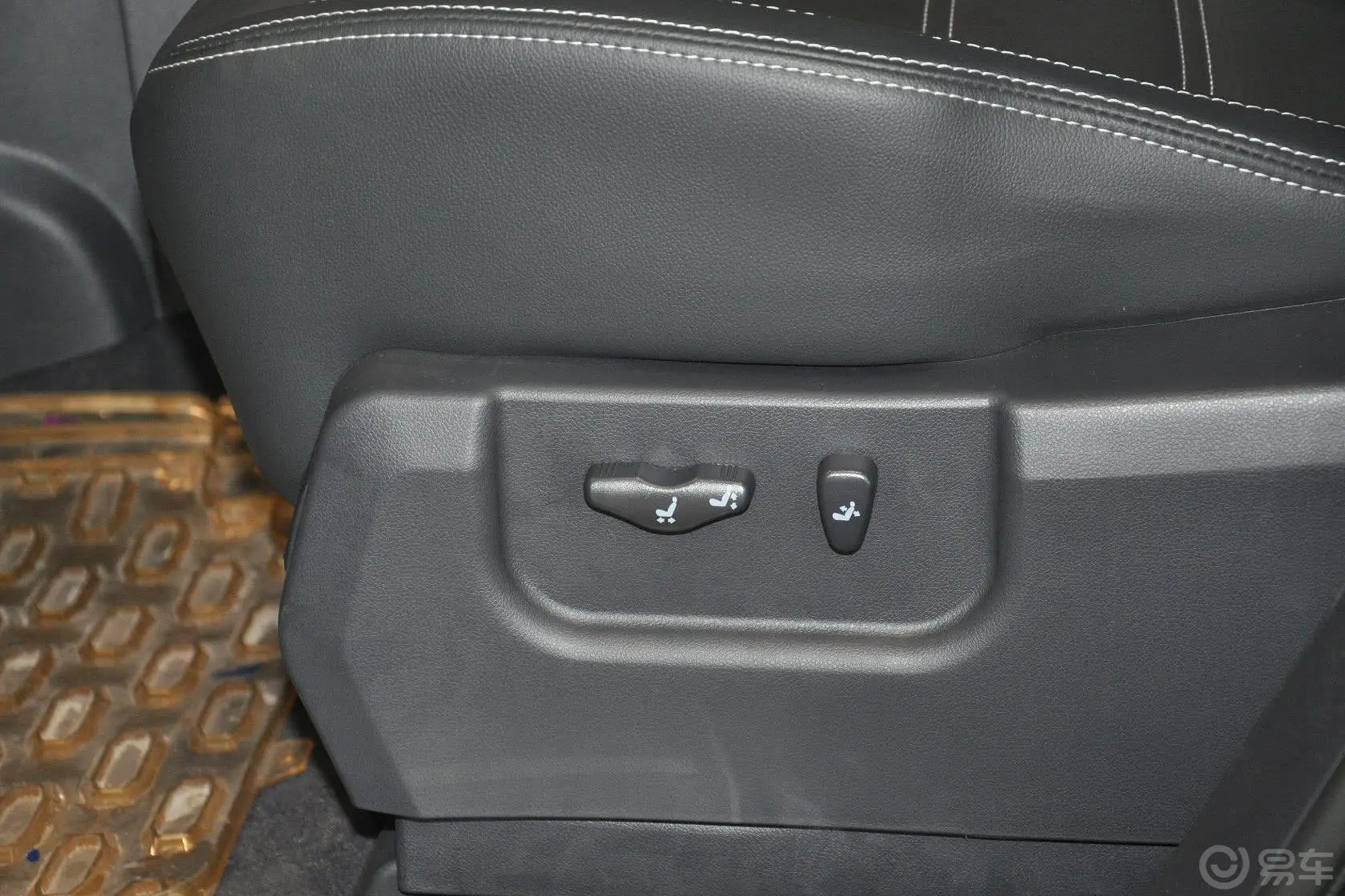 科雷傲(进口)2.5L 两驱 Touring限量版座椅调节键