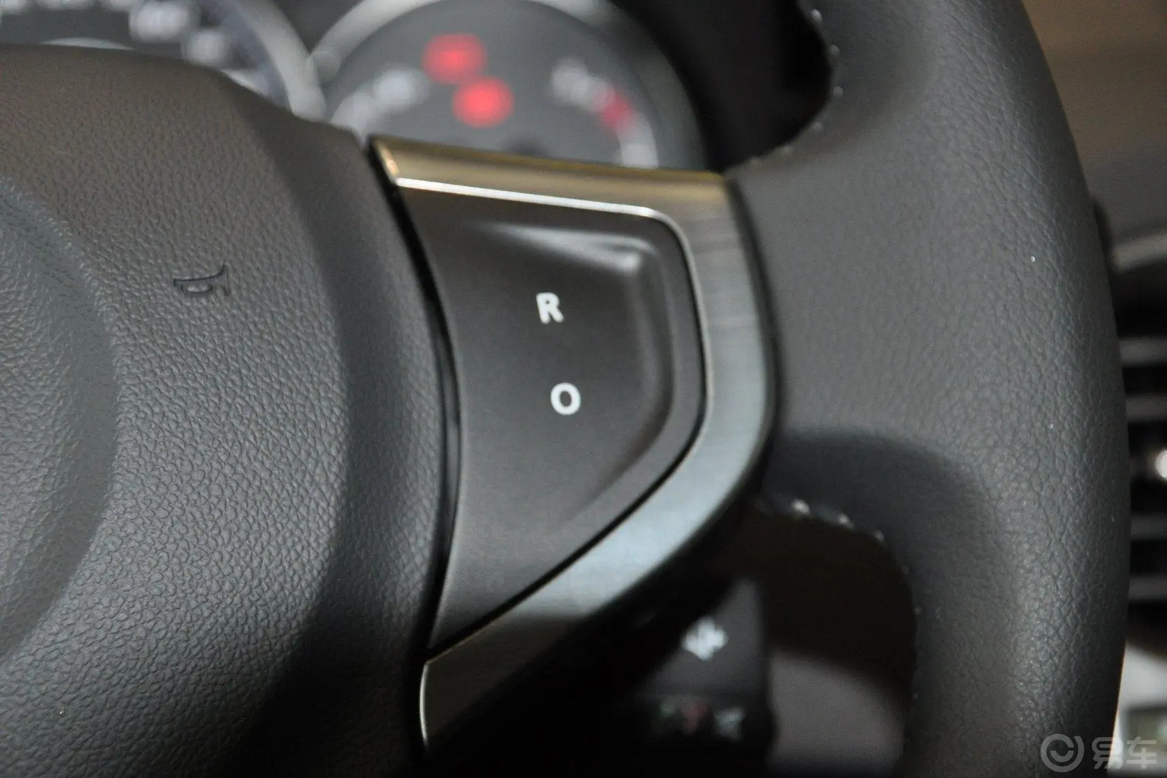 科雷傲(进口)2.5L 两驱 Touring限量版方向盘功能键（右）