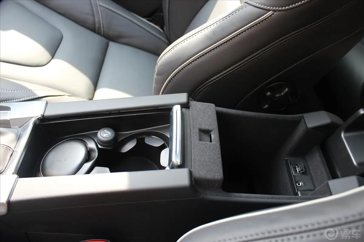 沃尔沃V60T6 AWD 个性运动版前排中央扶手箱空间