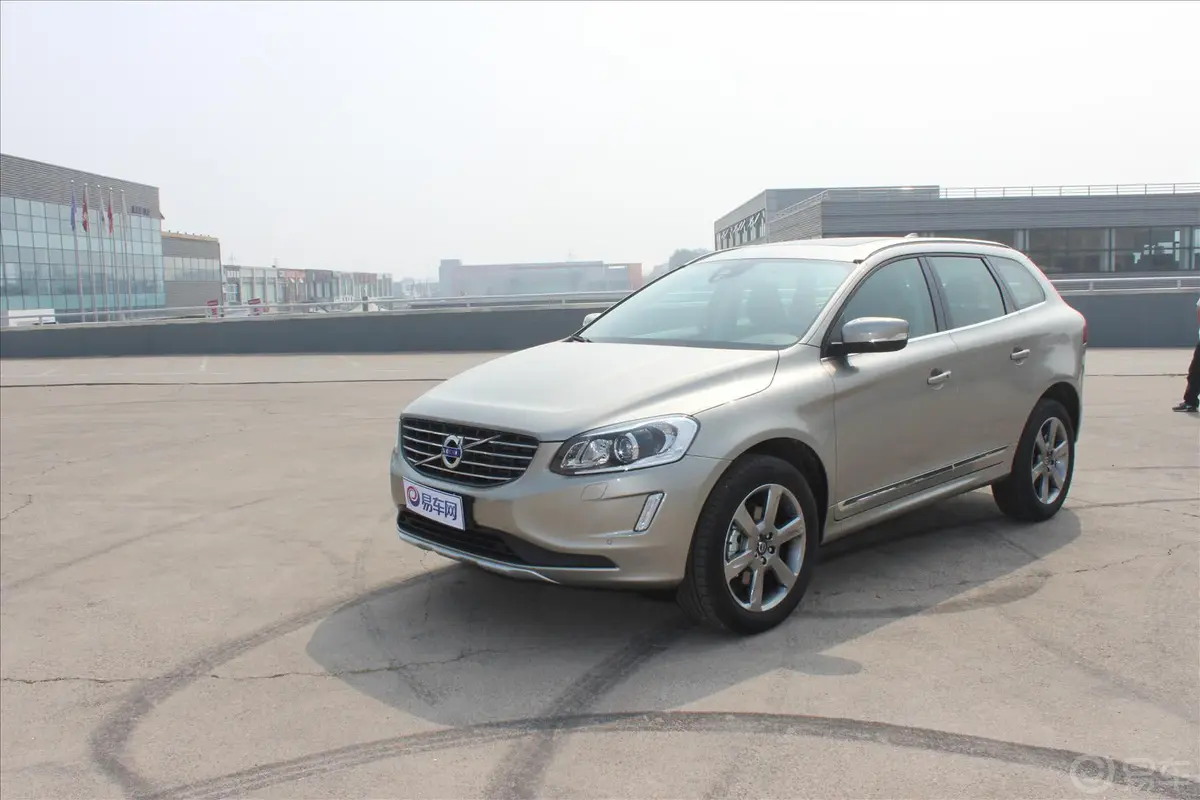 沃尔沃XC60(进口)T5 智逸版侧前45度车头向左水平