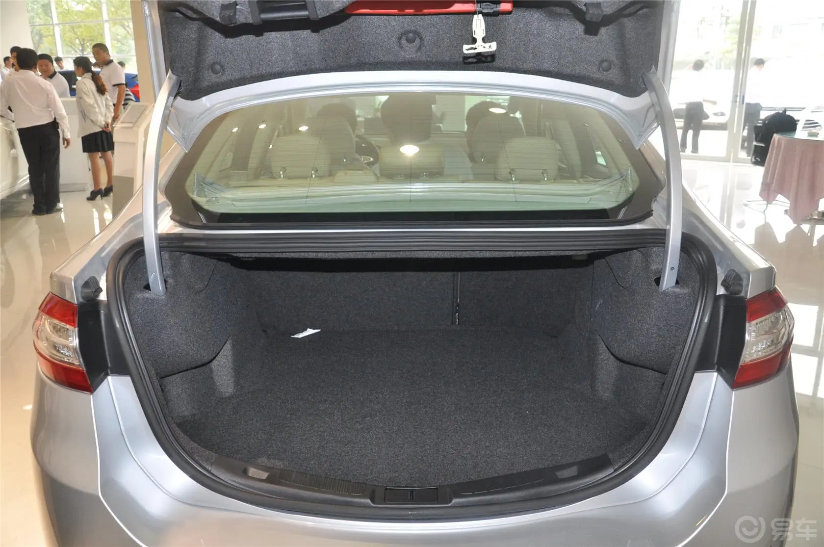 蒙迪欧2.0T 自动 GTDi200 豪华型行李箱空间