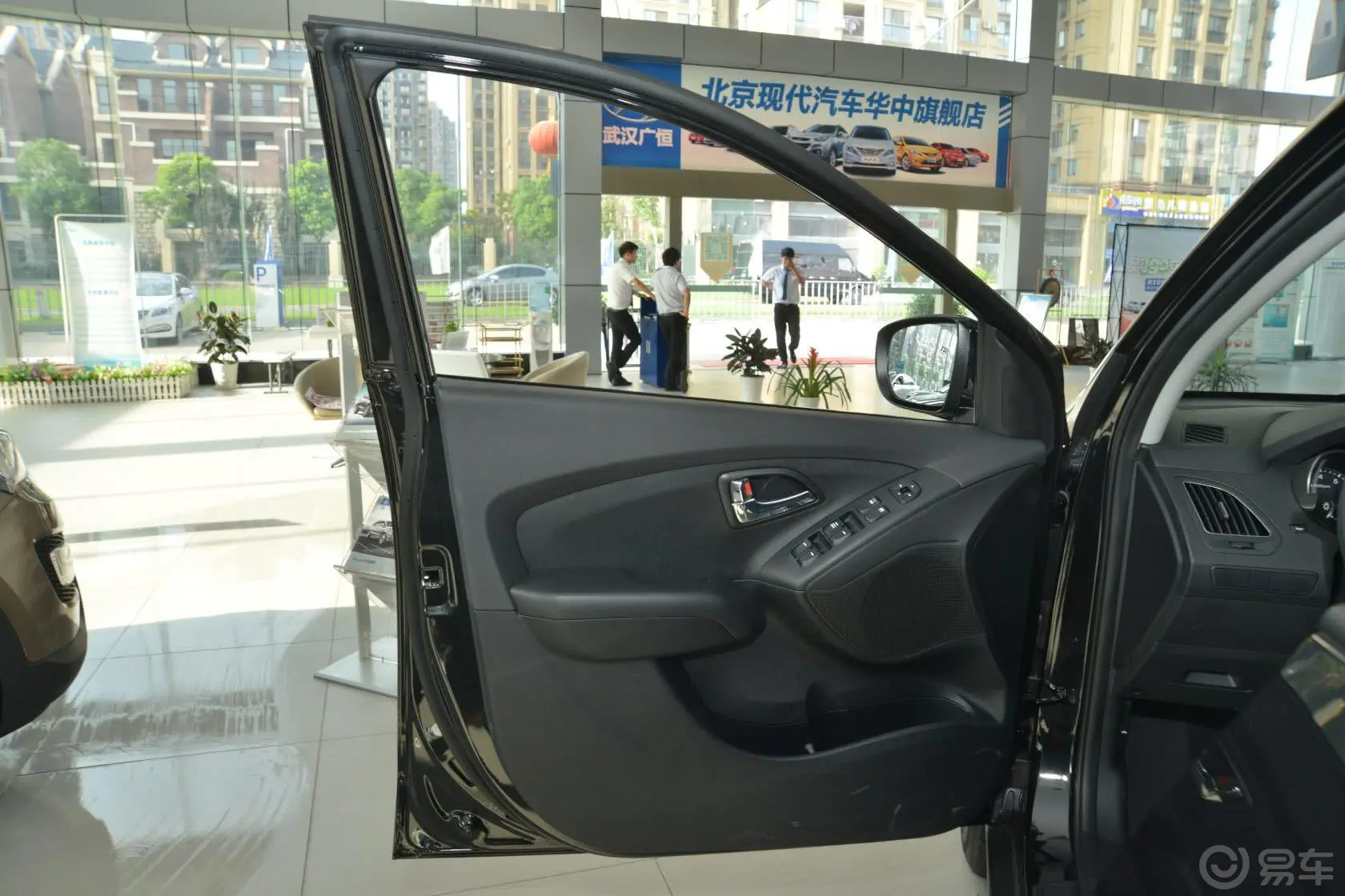 现代ix352.0L GL 自动 两驱 舒适型 国V驾驶员侧车门内门板