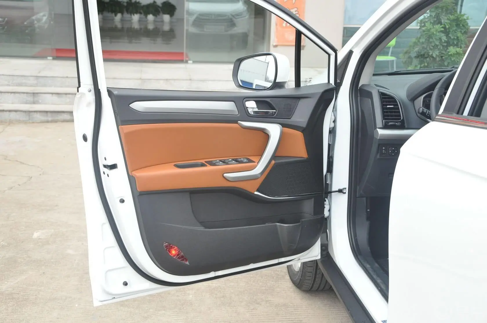 瑞风S31.5L CVT 豪华型驾驶员侧车门内门板