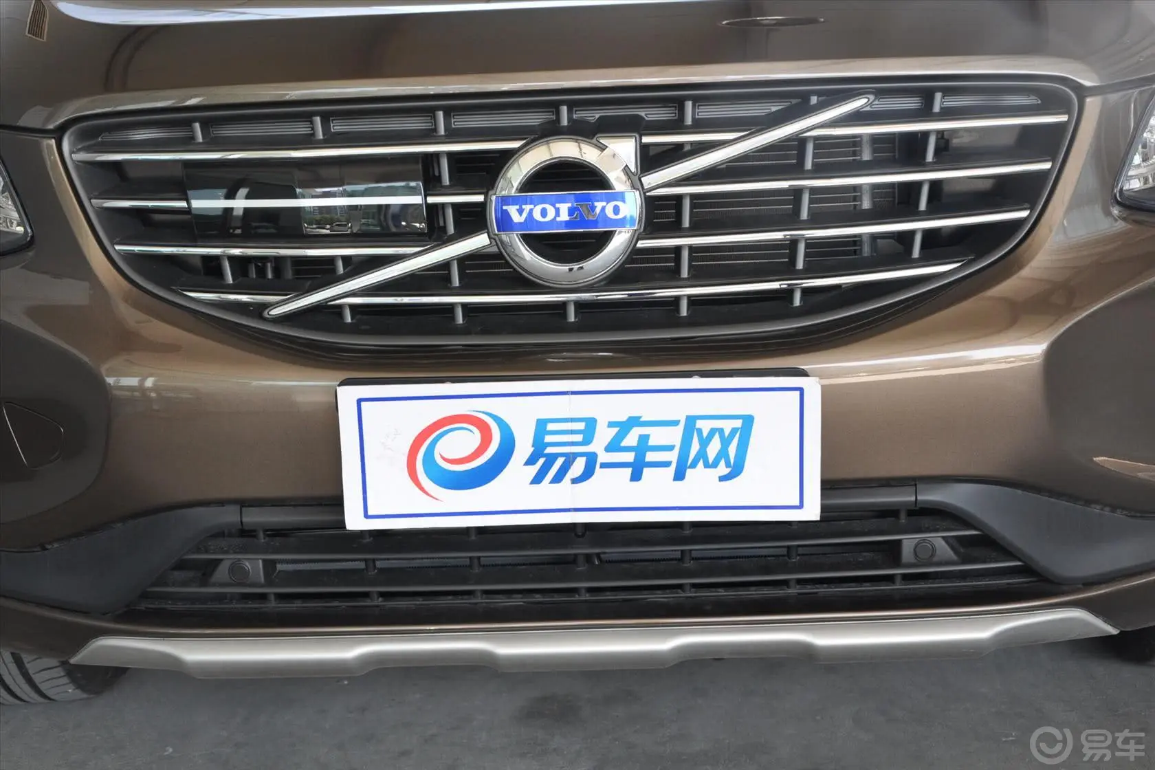 沃尔沃XC60(进口)T6 智雅版前格栅侧俯拍