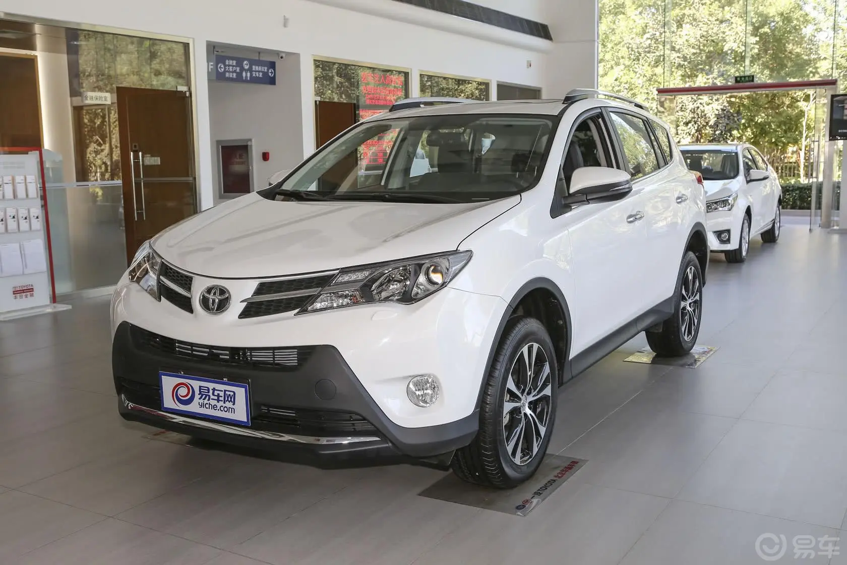 RAV4荣放2.5L 手自一体 豪华版侧前45度车头向左水平