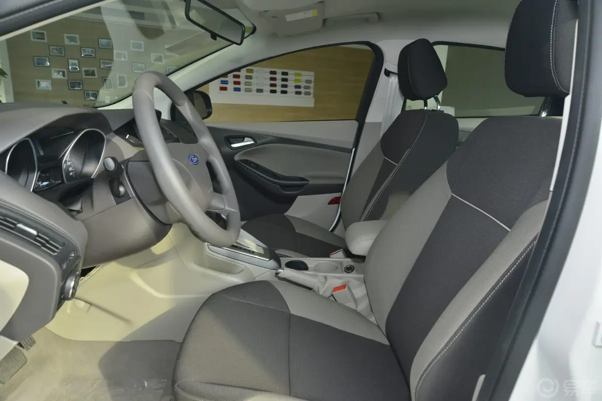 福克斯三厢 1.6L 自动 舒适型前排空间