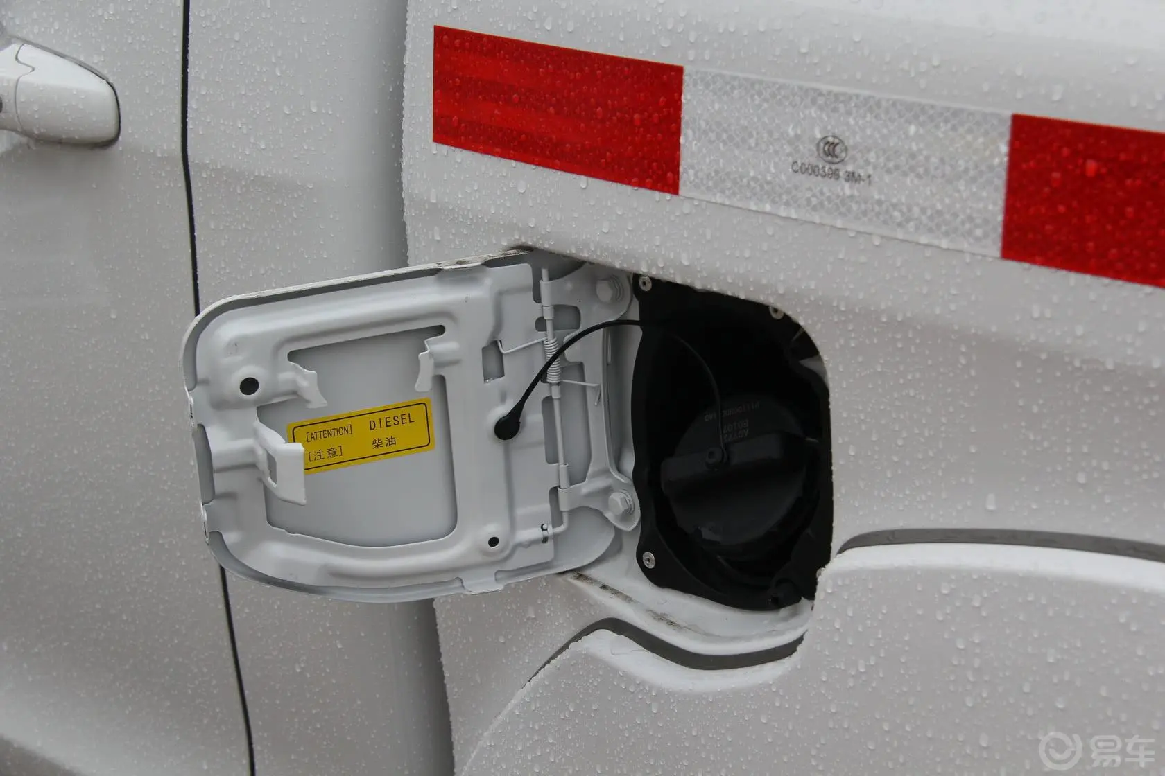 拓陆者E32.8T 手动 四驱 至尊版 柴油 加油口