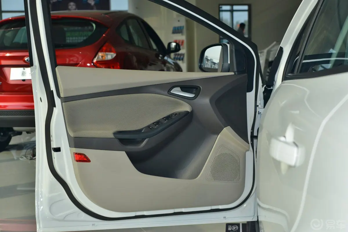 福克斯三厢 1.6L 自动 舒适型驾驶员侧车门内门板