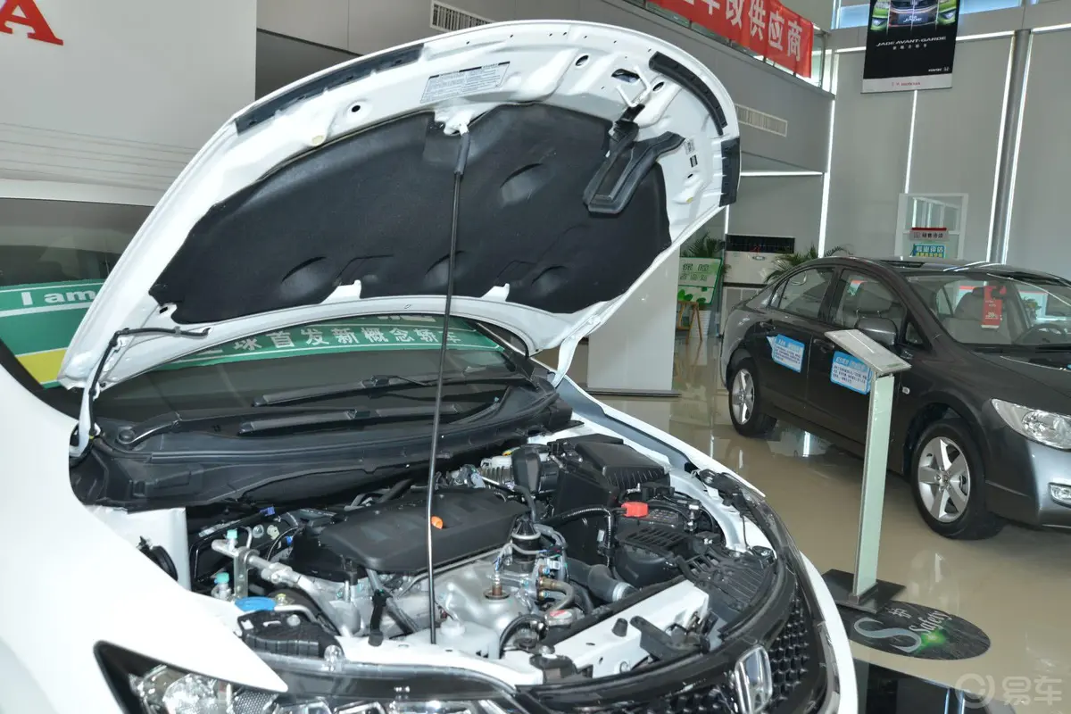 杰德1.8L CVT 豪华型（六座）发动机盖开启