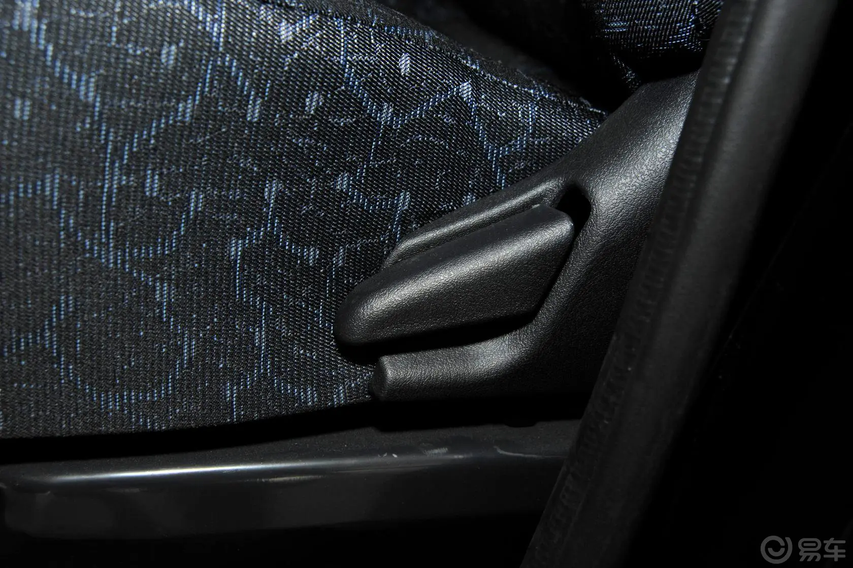 阁瑞斯2.0L智领豪华型11座 全运纪念版 国V座椅调节键