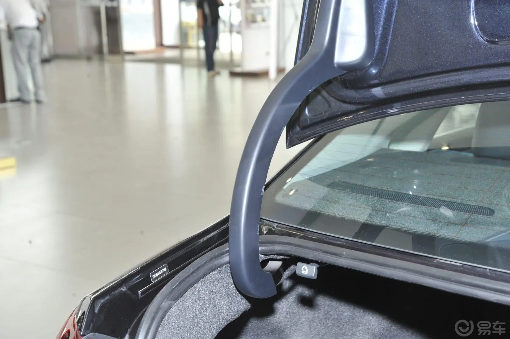 帕萨特1.4T 双离合 蓝驱技术版行李厢支撑杆