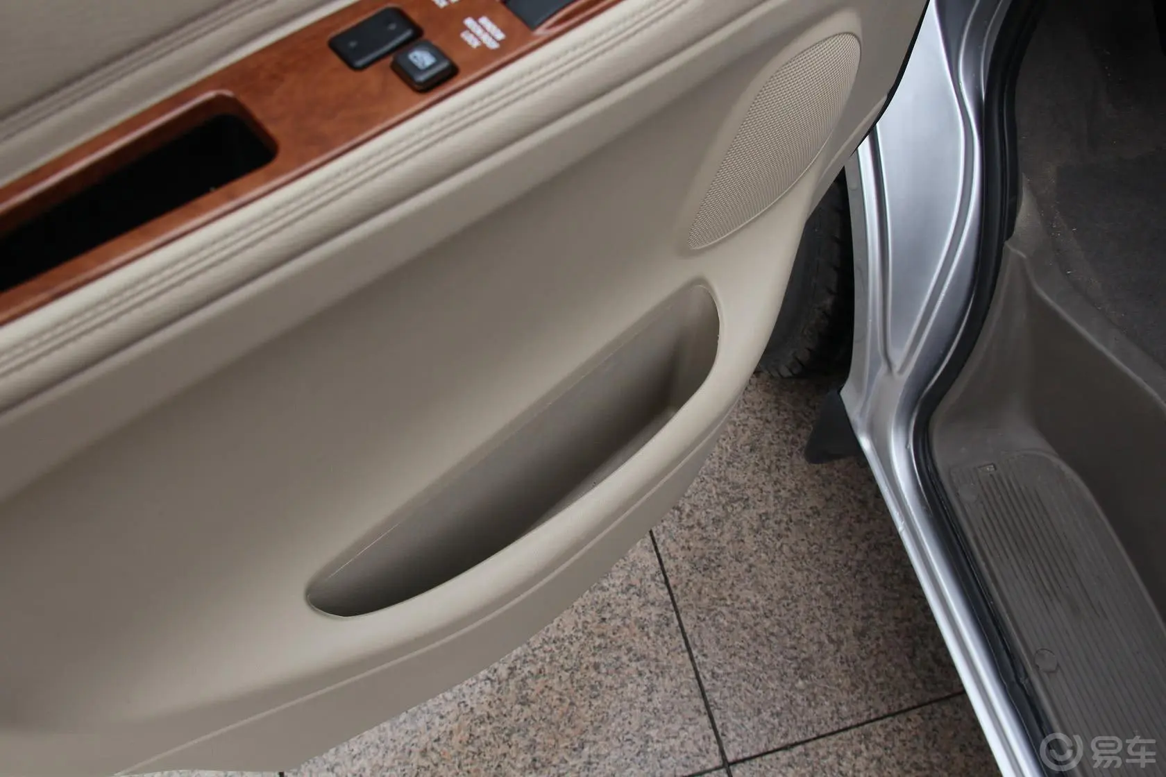 风景G52.0L 手动 财富快车经典版 汽油 VVT 短轴驾驶员门储物盒