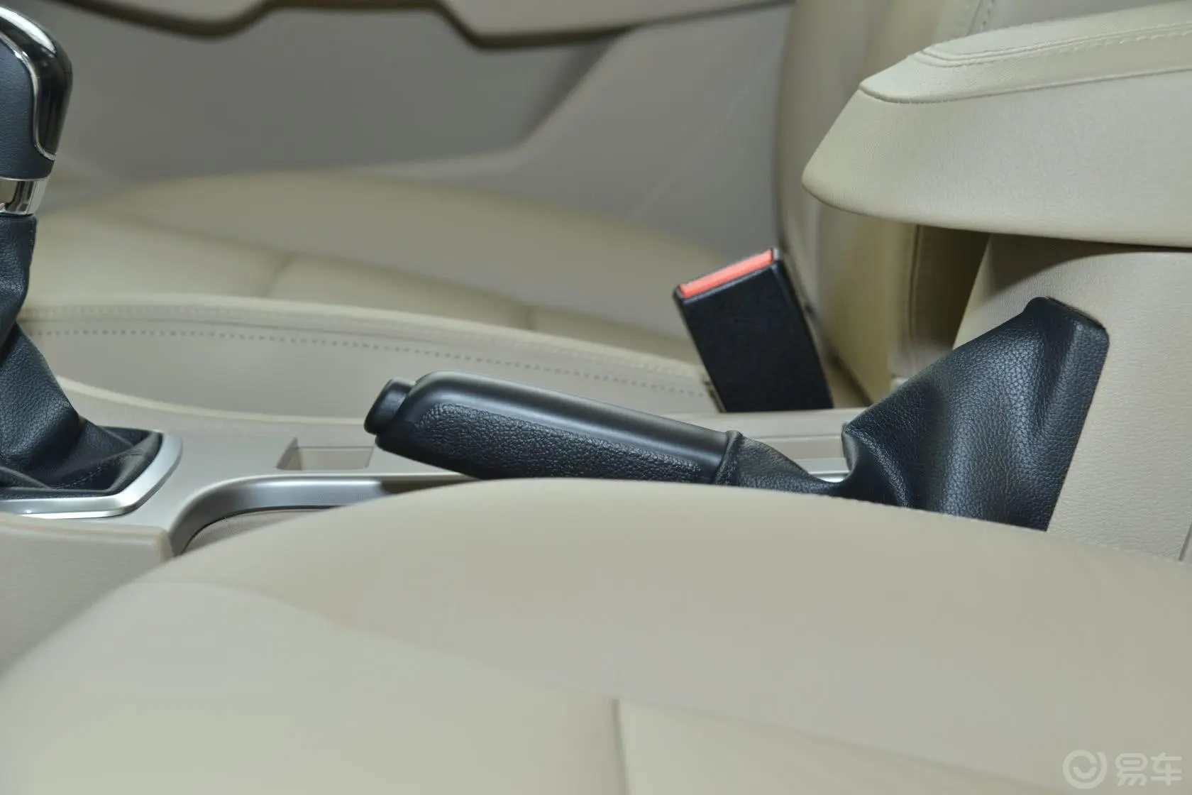 福克斯三厢 经典款 1.8L 手动 时尚型驻车制动（手刹，电子，脚刹）