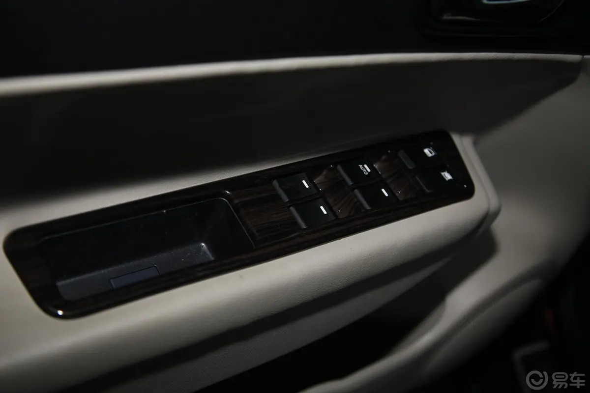 传祺GS5 Super1.8T 自动 四驱 至尊版车窗升降键