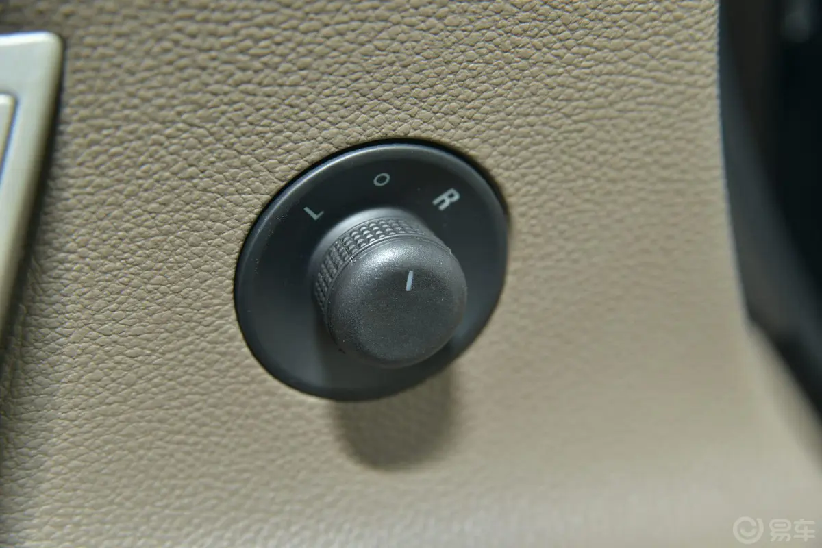 英朗GT 1.6L 手动 舒适版外后视镜控制键