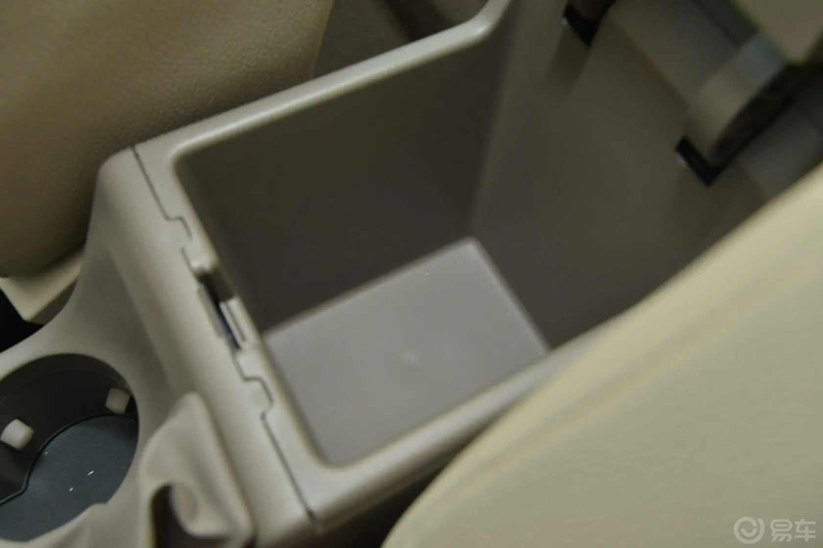 英朗GT 1.6L 手动 舒适版前排中央扶手箱空间