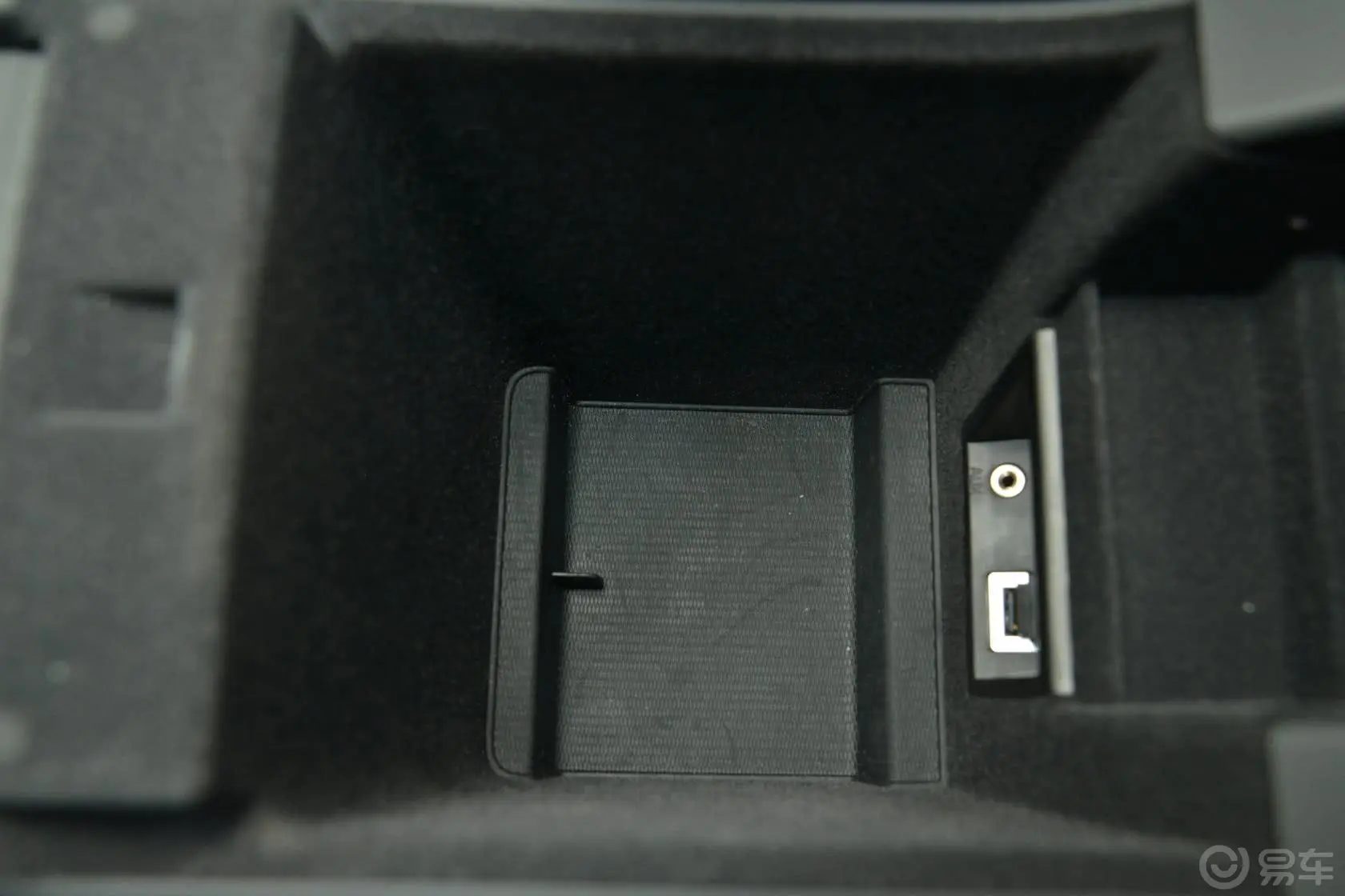 沃尔沃XC60(进口)2.0T T5 智雅版前排中央扶手箱空间