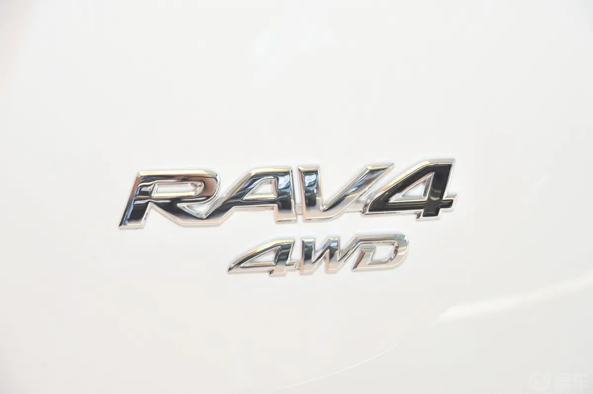 RAV4荣放2.0L CVT 新锐版尾标