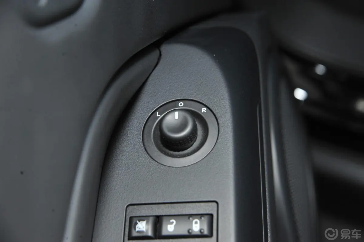 自由客改款 2.0L CVT 运动增强版外后视镜控制键