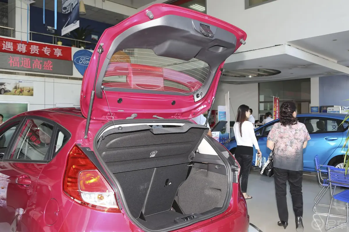 嘉年华两厢 1.5L 自动 运动型行李厢开口范围