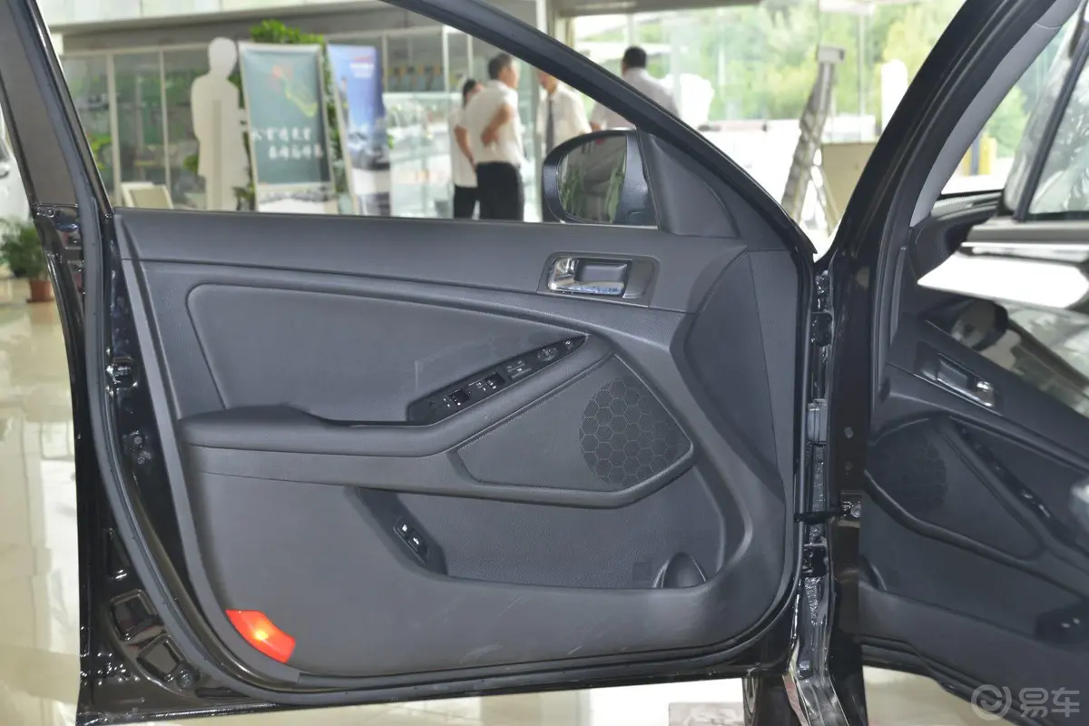 起亚K52.0T 自动 T-PRM驾驶员侧车门内门板