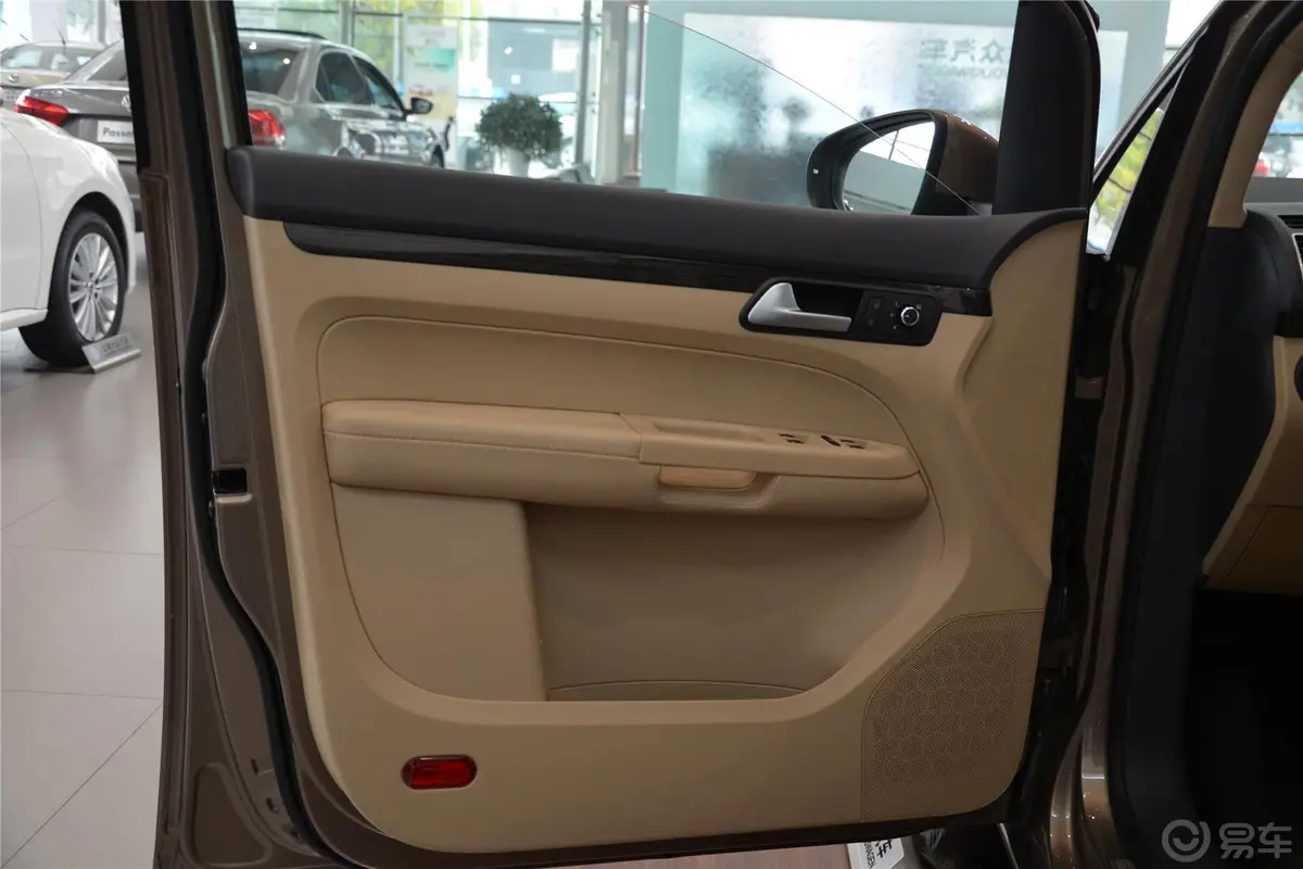 途安1.4TSI 自动 5座 舒适版驾驶员侧车门内门板