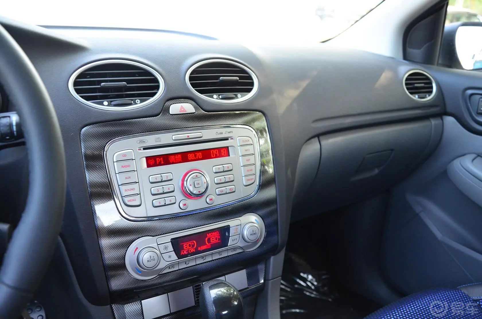 福克斯两厢 经典版 1.8L 自动 酷白典藏版中控台驾驶员方向