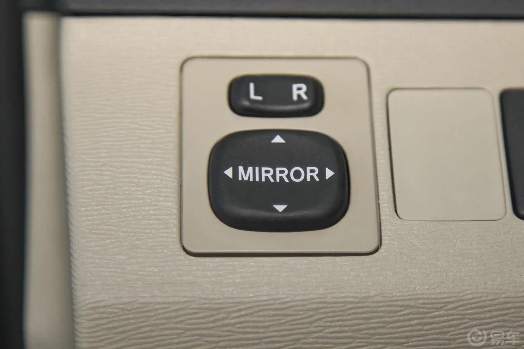 威飒(进口)2.7L 自动 两驱 豪华版外后视镜控制键
