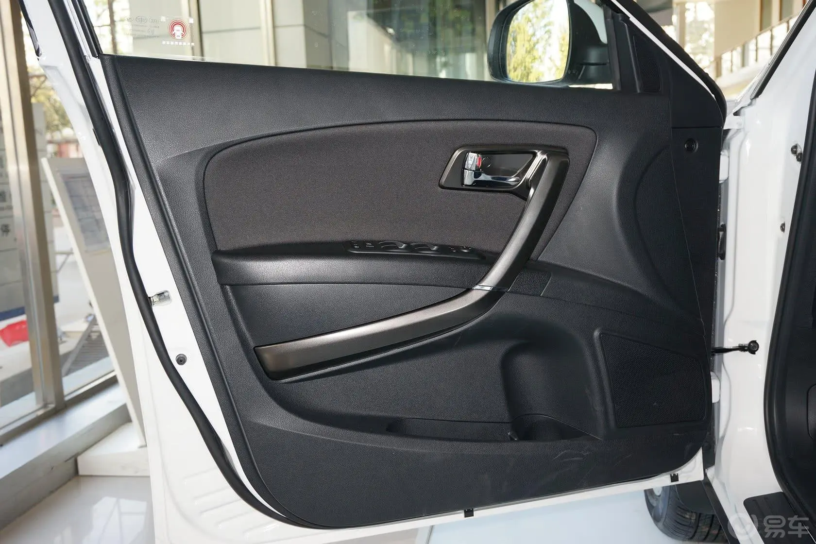 奔腾X802.0L 自动 舒适 周年纪念型驾驶员侧车门内门板