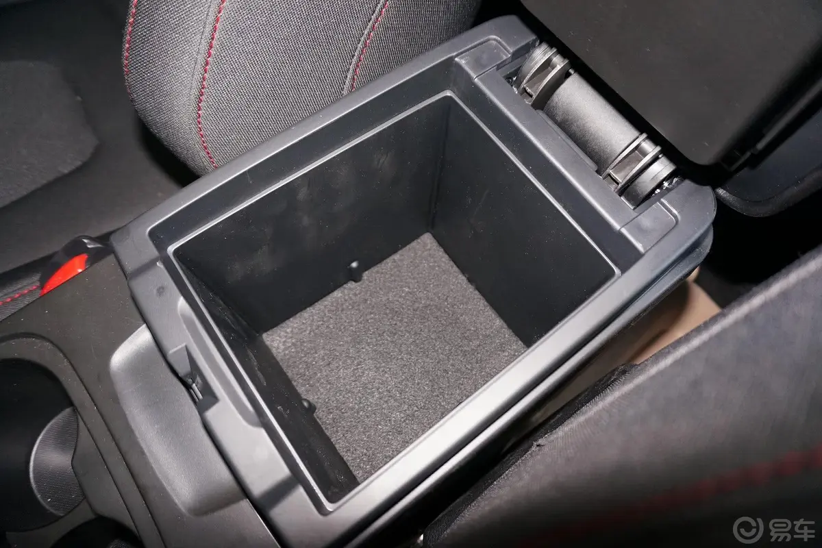 奔腾X802.0L 自动 舒适 周年纪念型前排中央扶手箱空间
