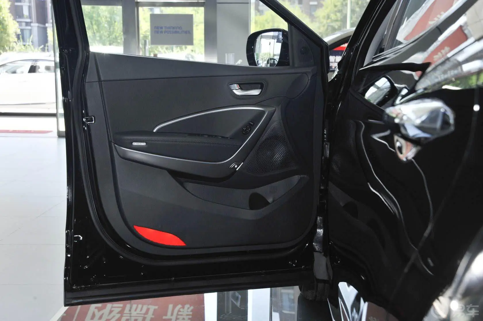 胜达改款 2.4L GLS 四驱 自动 智能型驾驶员侧车门内门板