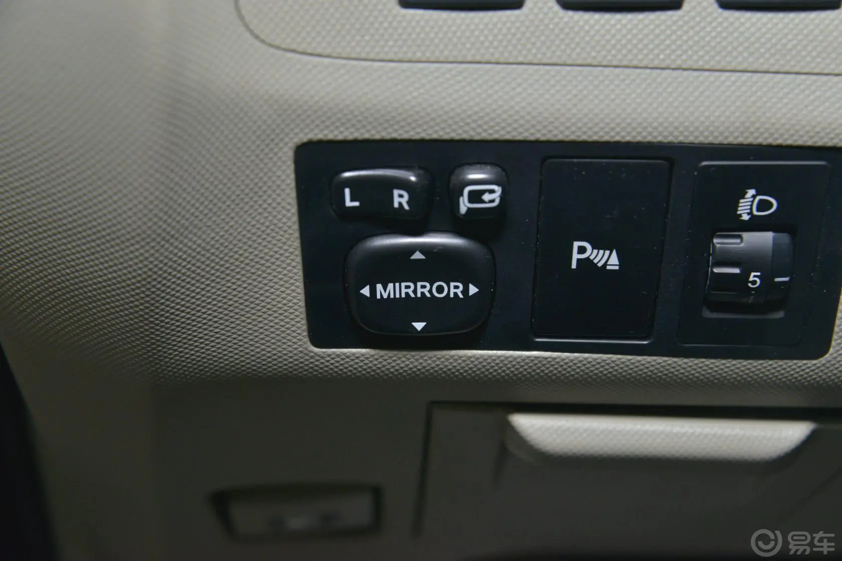 比亚迪M62.4L 自动 豪华型外后视镜控制键