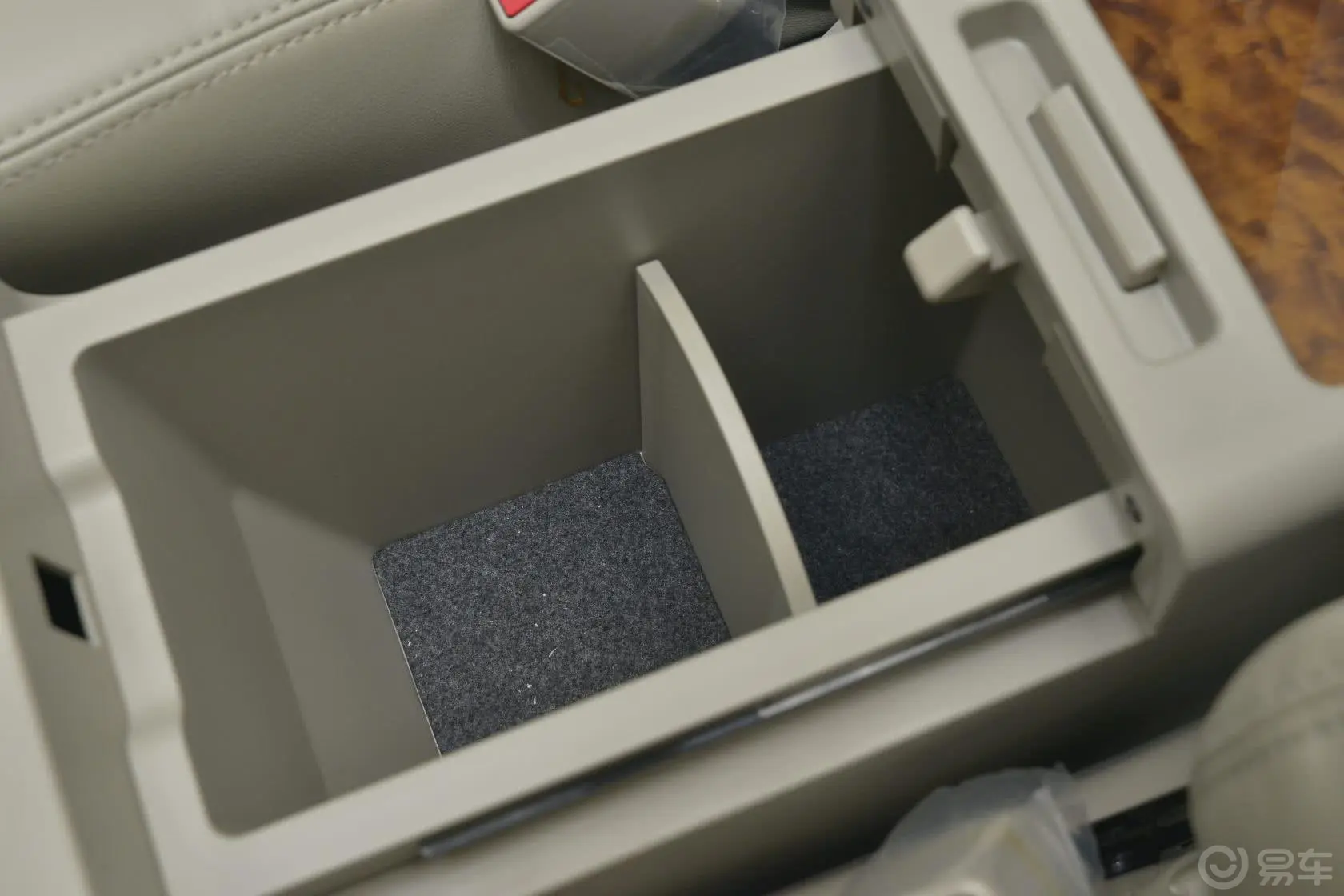 比亚迪M62.4L 自动 豪华型前排中央扶手箱空间