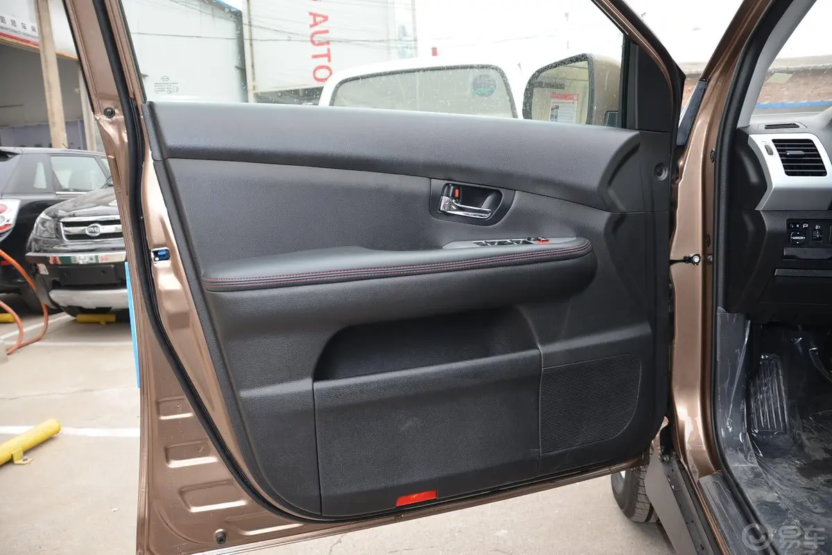 比亚迪S62.4L 手自一体 尊贵版 7座驾驶员侧车门内门板