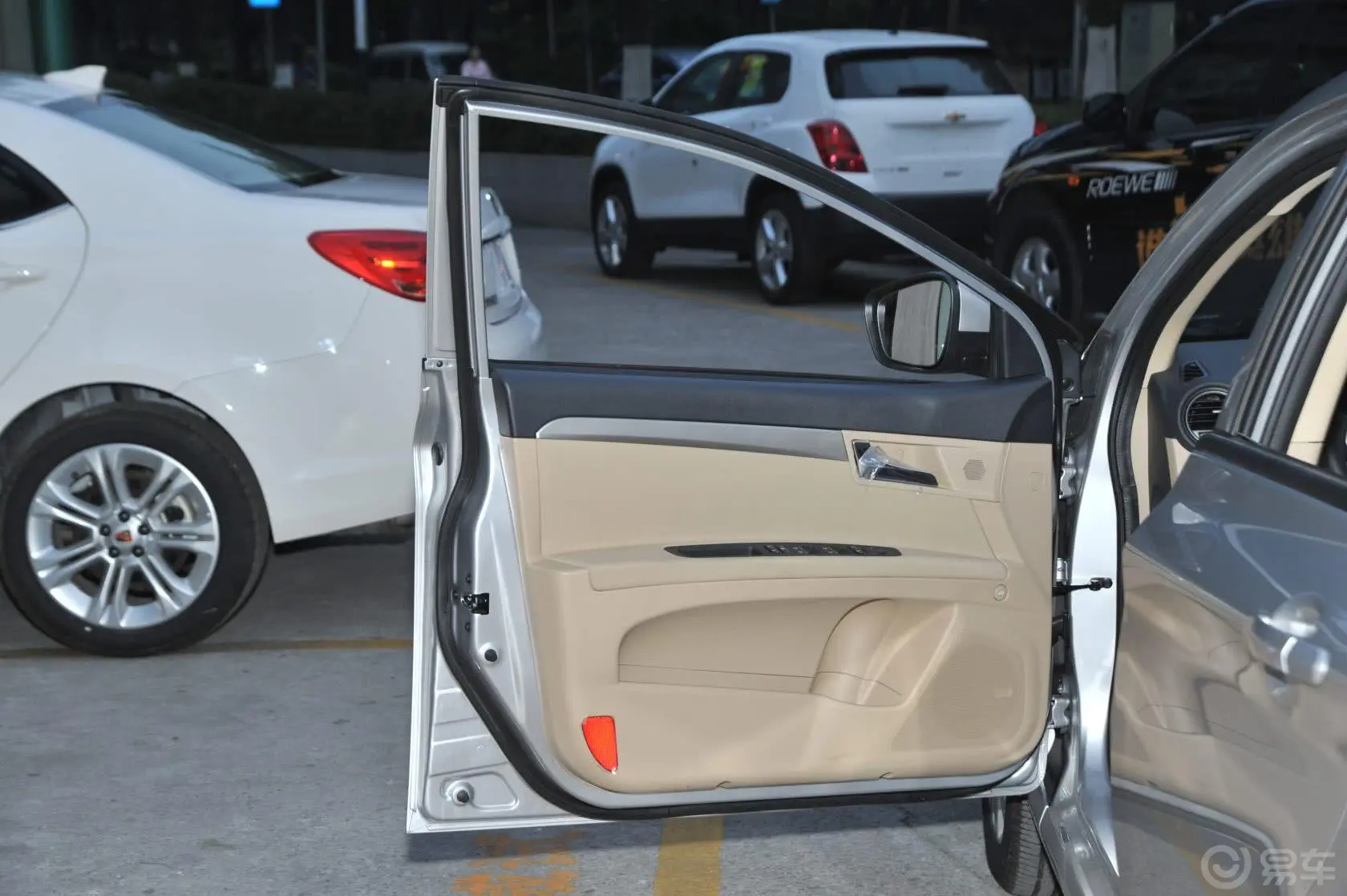 荣威3501.5L 自动 讯达版驾驶员侧车门内门板