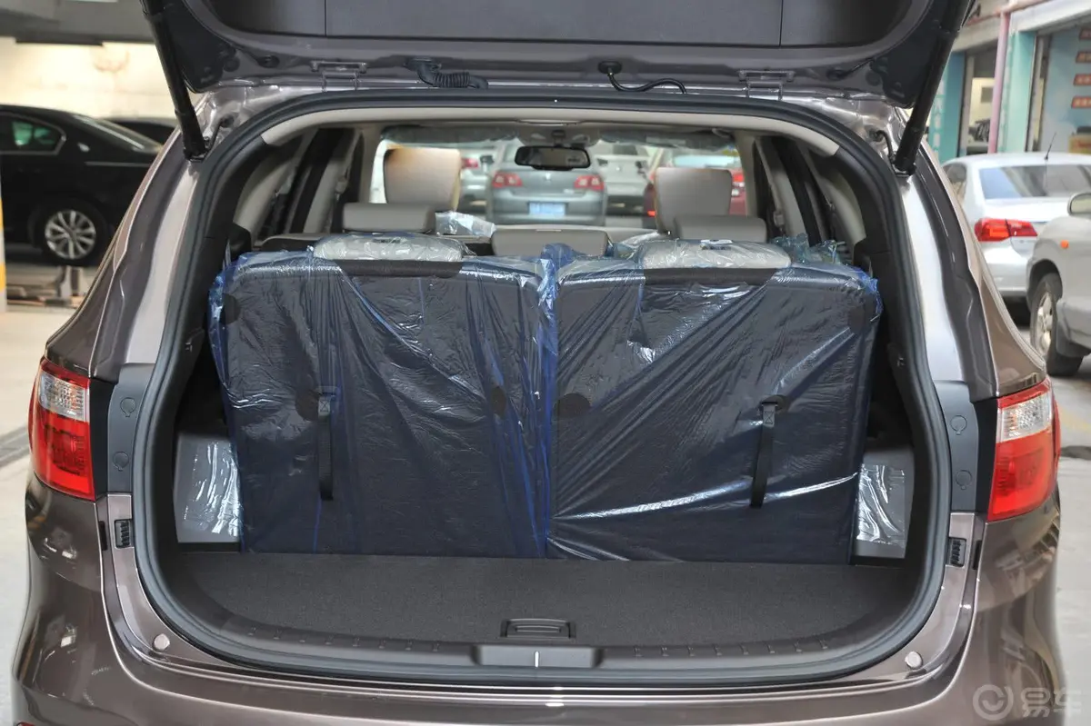 格越2.2T 自动 四驱 舒适版 7座行李箱空间