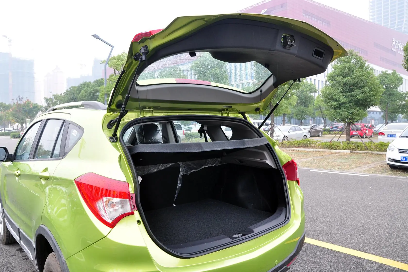 海马S51.5T CVT 舒适型运动版行李厢开口范围