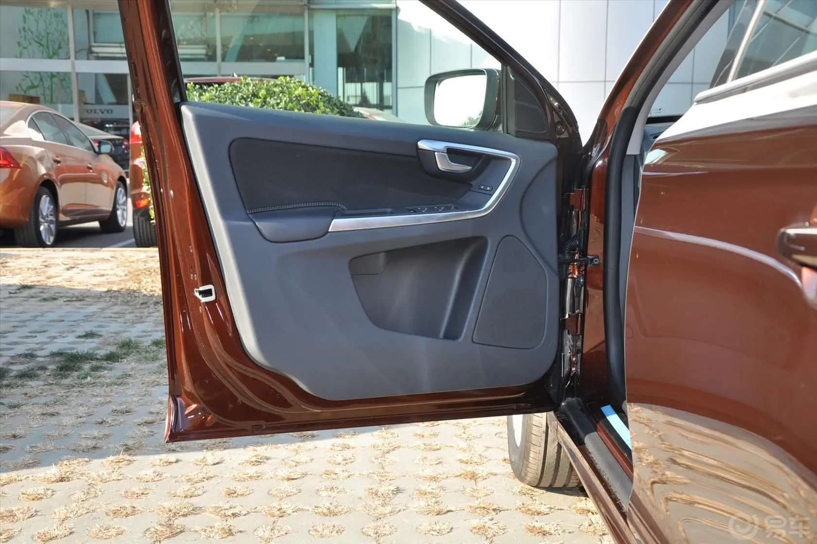 沃尔沃XC60T5 智行版驾驶员侧车门内门板