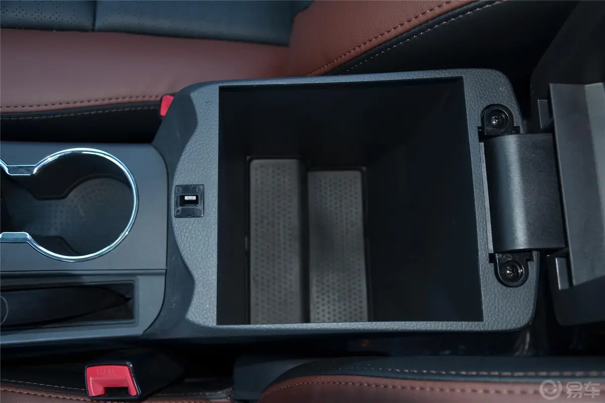 比亚迪G51.5TI 手动 尊贵型前排中央扶手箱空间